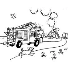 Dibujo de Bombero conduciendo un camión hacia una casa en llamas para colorear Dibujo de Bombero conduciendo un camión hacia una casa en llamas para colorear