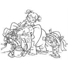 Dibujo de Alvin y the Chipmunks bañando a un elefante para colorear Dibujo de Alvin y the Chipmunks bañando a un elefante para colorear