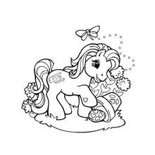 Dibujo de My Little Pony caminando junto a las flores para colorear