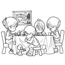 Dibujo de Familia orando juntos en la mesa para colorear