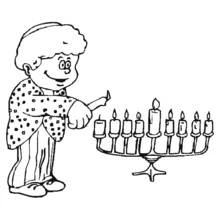 Dibujo de Niño encendiendo la menorá de Hanukkah para colorear