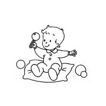 Dibujo de Bebé jugando con un sonajero sobre un cojín para colorear