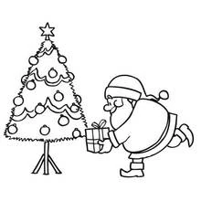 Dibujo de Papá Noel entregando un regalo junto al árbol para colorear