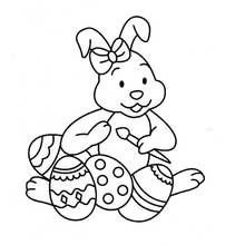 Dibujo de Conejo pintando huevos de Pascua para colorear