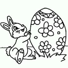 Dibujo de Conejo empujando un huevo decorado para colorear