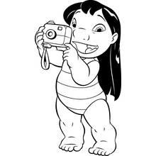Dibujo de Lilo tomando una foto con su cámara para colorear