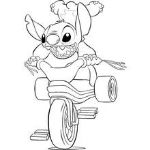 Dibujo de Stitch montando un triciclo para colorear