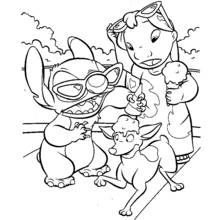 Dibujo de Lilo y Stitch comiendo helado con un pequeño perro para colorear