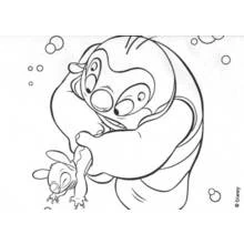 Dibujo de Stitch nadando bajo el agua con una gran criatura para colorear