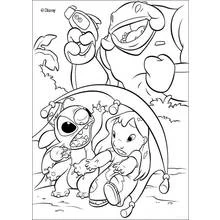 Dibujo de Stitch y Lilo escondiéndose de una criatura gigante para colorear