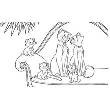 Dibujo de Familia de Los Aristogatos reunida en un sofá elegante para colorear