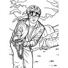 Dibujo de Harry Potter sosteniendo una cadena al aire libre para colorear Dibujo de Harry Potter sosteniendo una cadena al aire libre para colorear
