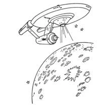 Dibujo de Nave Enterprise explorando una luna con cráteres para colorear