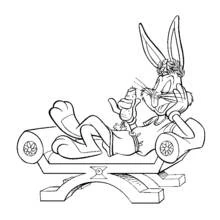 Dibujo de Bugs Bunny recostado en un diván romano comiendo zanahoria para colorear