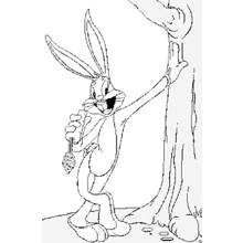 Dibujo de Bugs Bunny apoyado en un árbol con una zanahoria para colorear