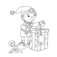 Dibujo de Noddy envolviendo un regalo de cumpleaños para colorear