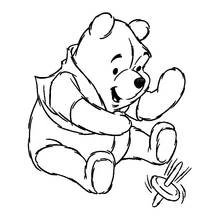 Dibujo de Winnie Pooh sentado jugando con un trompo para colorear