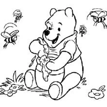 Dibujo de Winnie Pooh comiendo miel rodeado de abejas para colorear