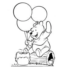 Dibujo de Winnie Pooh sosteniendo globos sobre un tronco para colorear