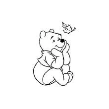 Dibujo de Winnie Pooh con hoja otoñal junto a la cara para colorear