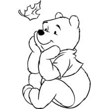 Dibujo de Winnie Pooh sentado mirando una hoja al vuelo para colorear