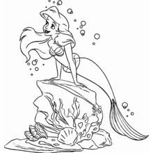 Dibujo de Ariel sentada sobre una roca submarina para colorear