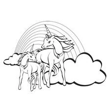 Dibujo de Unicornio y su cría bajo un arcoíris para colorear