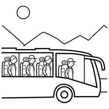 Dibujo de Autobús lleno de pasajeros circulando entre montañas para colorear